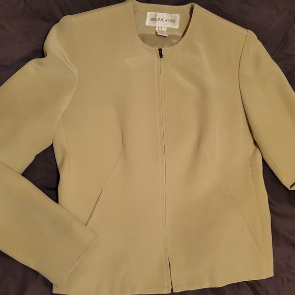 Stylish and elegant, cream colour, Jones New York Suit - Picture 1 of 4